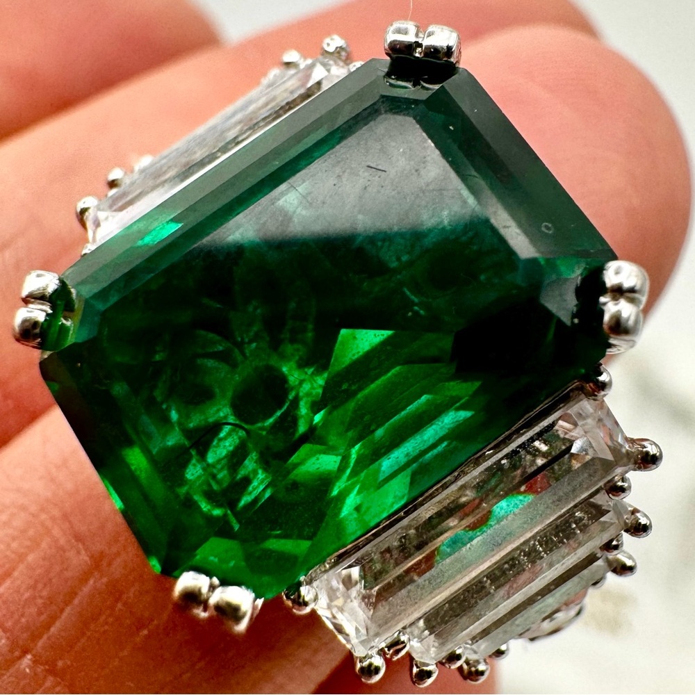 Emerald Green Silver Ring - Picture 2 of 10